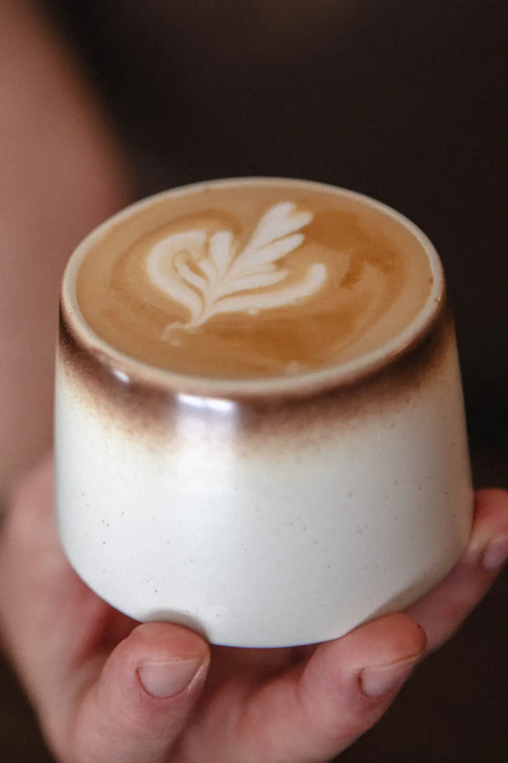 Latte en taza de gres moteado