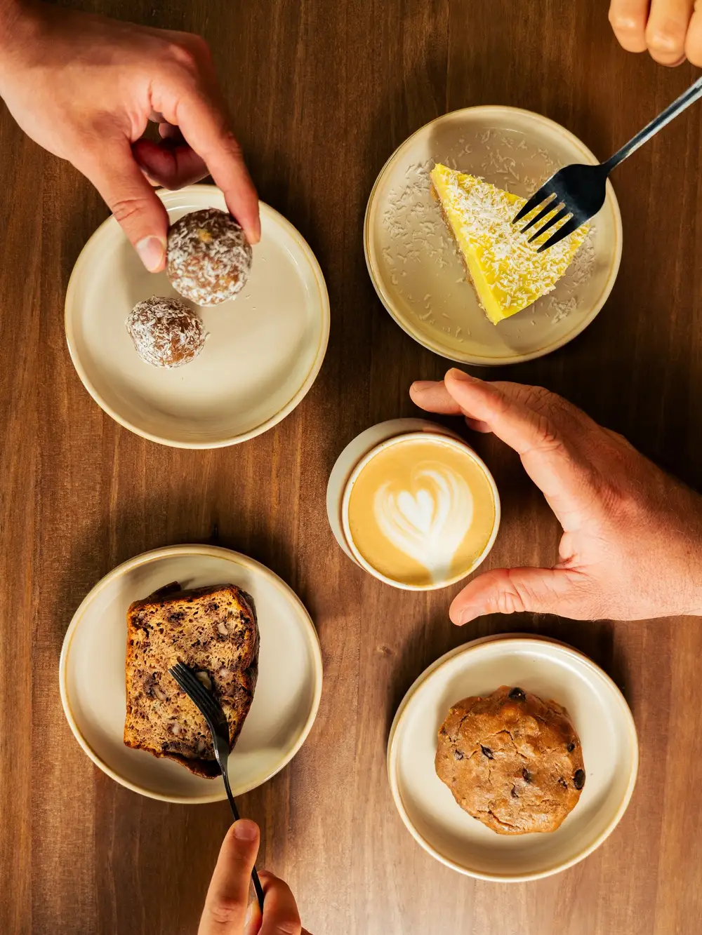 Lemon pie, choc-pea cookie y power balls: veganos y sin gluten. Banana bread: sin gluten.
