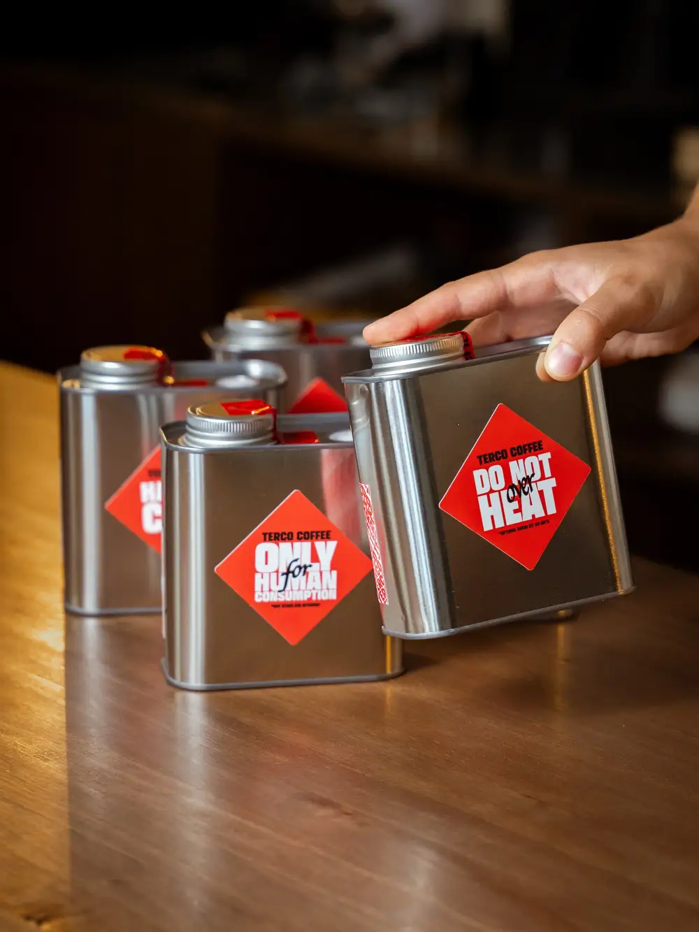 Latas de Terco en la barra